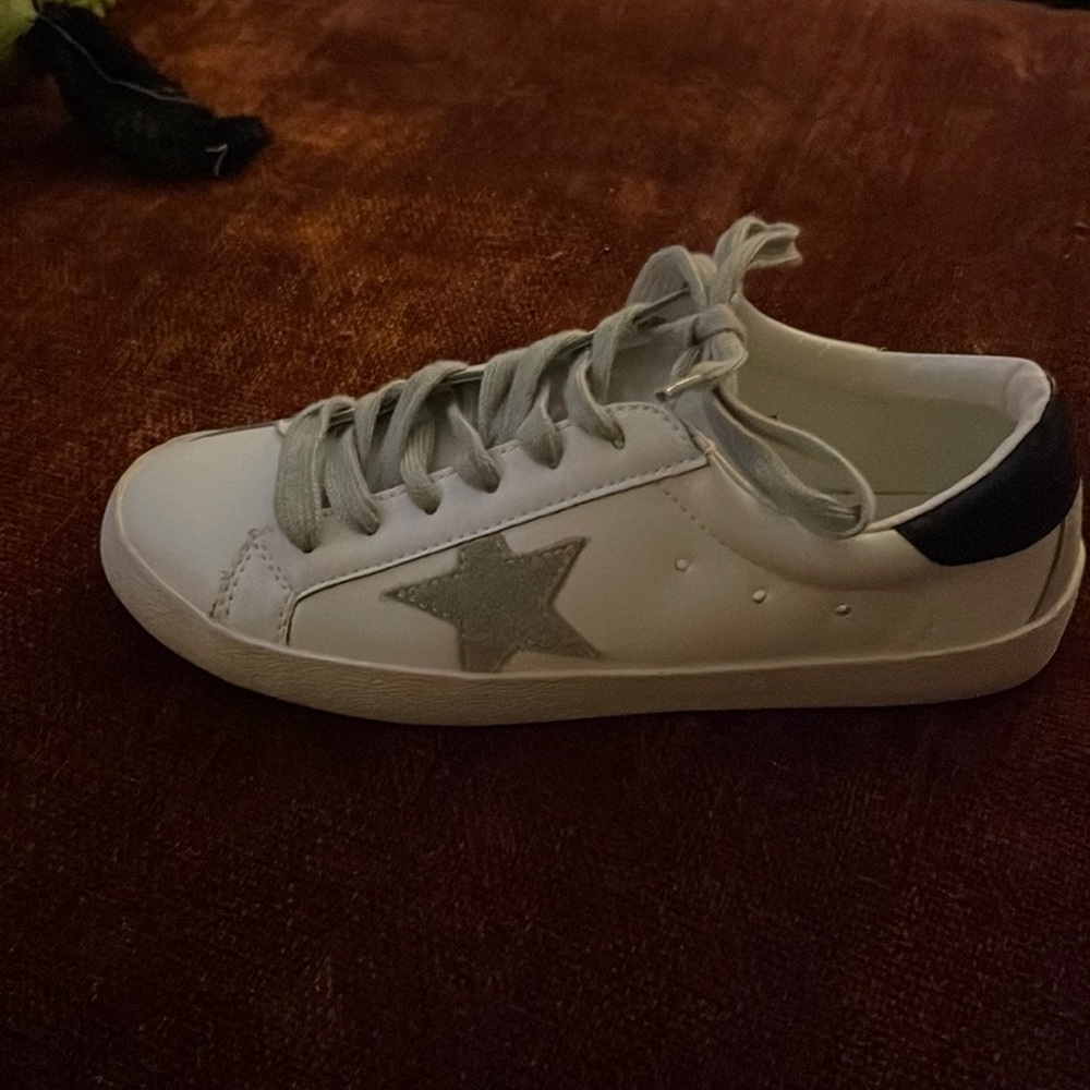Size 6 She@In tennis shoes. Great shape. Asking 25.00